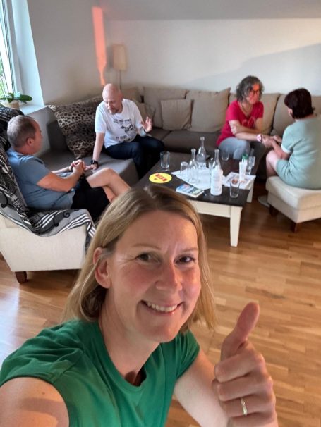 Speakerin Alexandra Thiery hält einen persönlichen Vortrag über Detox und Vitalität in einer exklusiven Kleingruppe.